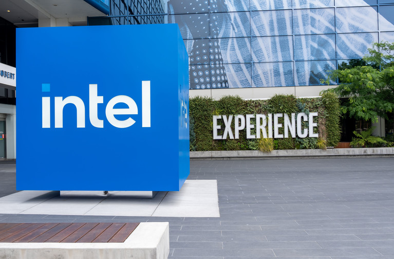 🌍STOCK REPORT:  "Il Governo degli Stati Uniti Acquista una Partecipazione in Intel: Implicazioni per il Mercato e gli Azionisti"
